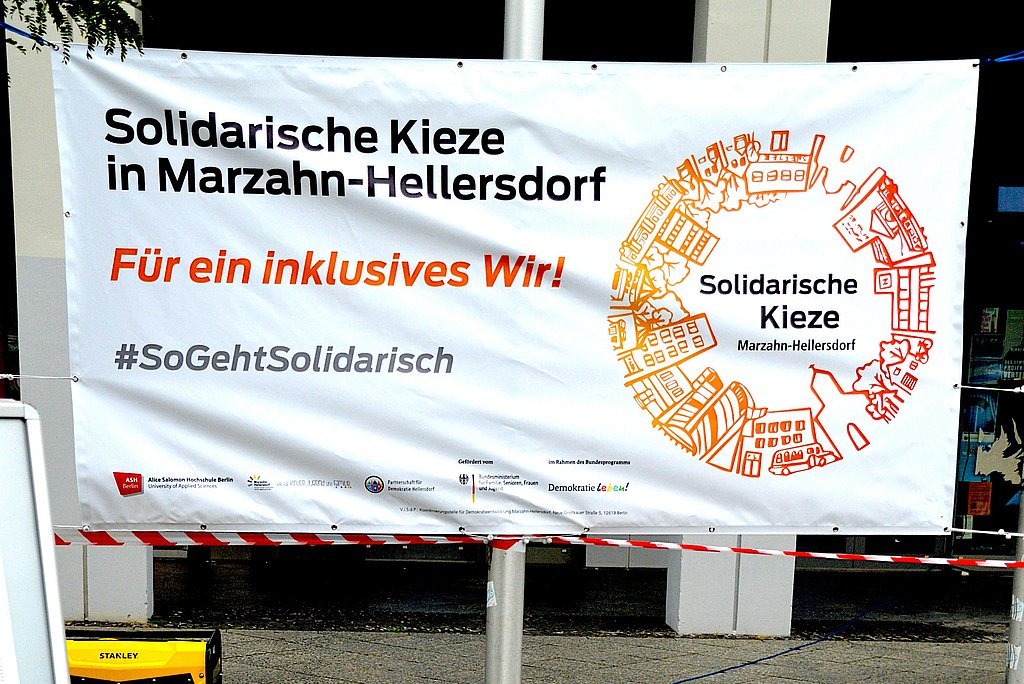 Ein Banner mit der Aufschrift: Solidarische Kieze in Marzahn-Hellersdorf