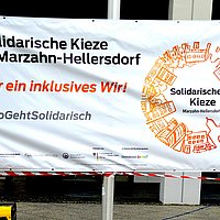 Ein Banner mit der Aufschrift: Solidarische Kieze in Marzahn-Hellersdorf