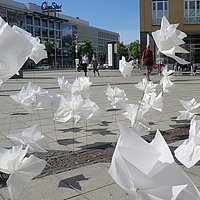 Installation auf dem Alice-Salomon-Platz mit Papier