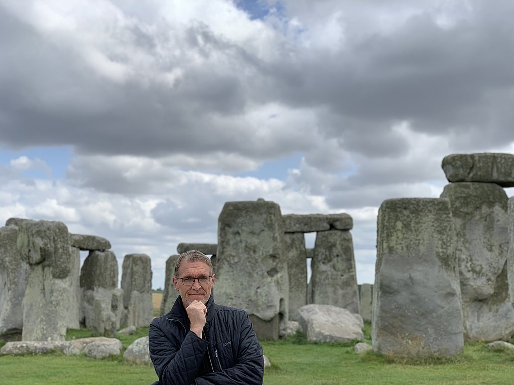 Porträt Foto von Herrn Wirth Alumnus der ASH Berlin im Hintergrund Stonehenge in England