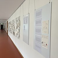 Auf dem Foto ist eine Ausstellung vor dem Audimax der ASH Berlin zu sehen. 