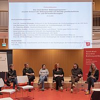 Auf dem Foto sind die Podiumsgäste im Audimax der ASH Berlin zu sehen.