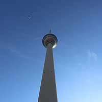 Fernsehturm von Berlin vor blauem Himmel