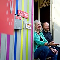 Frau Hartmann und Herr Nettke in einem Bauwagen