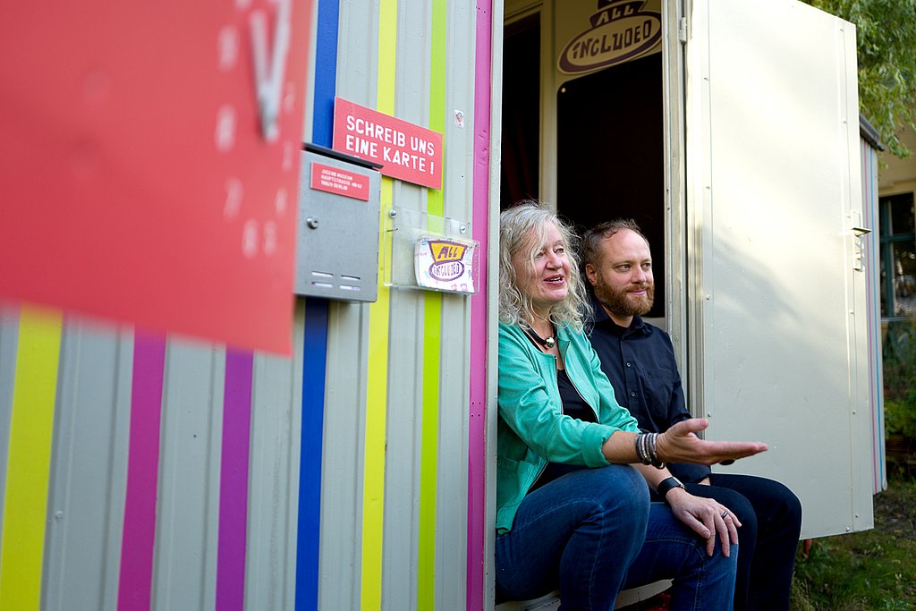 Frau Hartmann und Herr Nettke in einem Bauwagen