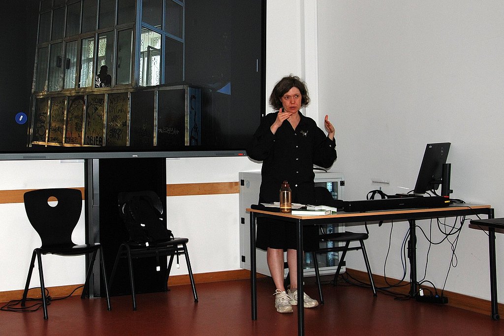 Yevgenia Belorusets steht in einem Seminarraum der ASH Berlin und erläutert den Workshopteilnehmenden den Ablauf des Workshops