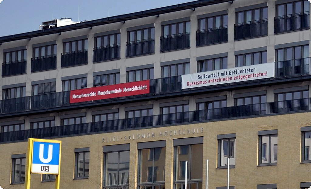 Frontansicht des ASH Gebäudes mit Banner