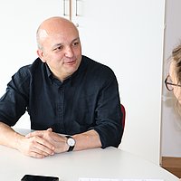 Hermílio Santos im Gespräch mit Sarah Rüge