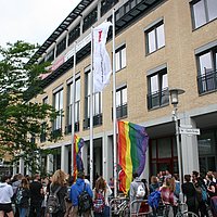 Die ASH Berlin und das Bezirksamt Marzahn-Hellersdorf setzen mit dem Hissen der Regenbogenflagge...