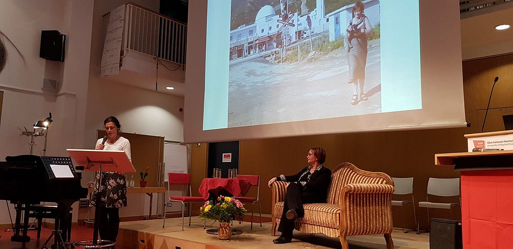 Rektorin Bettina Völter eröffnete den Abend für Ulrike Hemberger (auf dem Sofa). Foto: Claudia Engelmann 