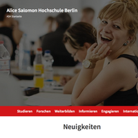 Screenshot der Startseite der ASH Berlin: eine lachende junge Frau im Unterricht.