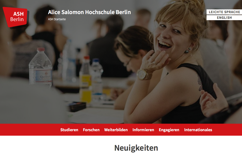 Screenshot der Startseite der ASH Berlin: eine lachende junge Frau im Unterricht.