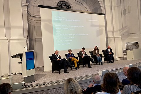 Das Foto zeigt Menschen auf einem Podium, unter anderem Prof. Dr. Heidi Höppner als Podiumsmitglied.