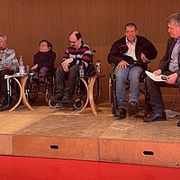 Das Foto zeigt Teilnehmer_innen der Podiumsdiskussion zum Thema: „Neustart Inklusion – Was erwarten wir von der neuen Bundesregierung?“