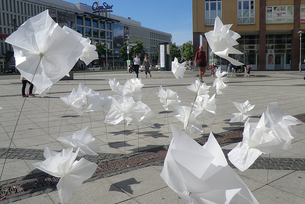 Installation auf dem Alice-Salomon-Platz mit Papier