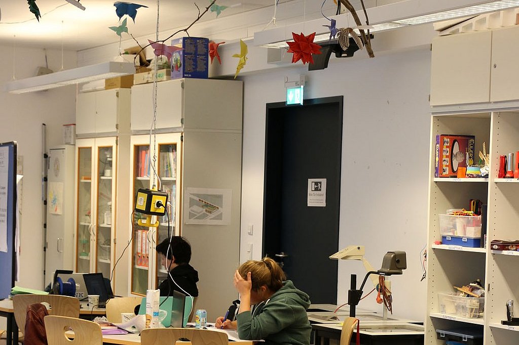Schreibende Studierende in der Lernwerkstatt, über Labtop gebeugt