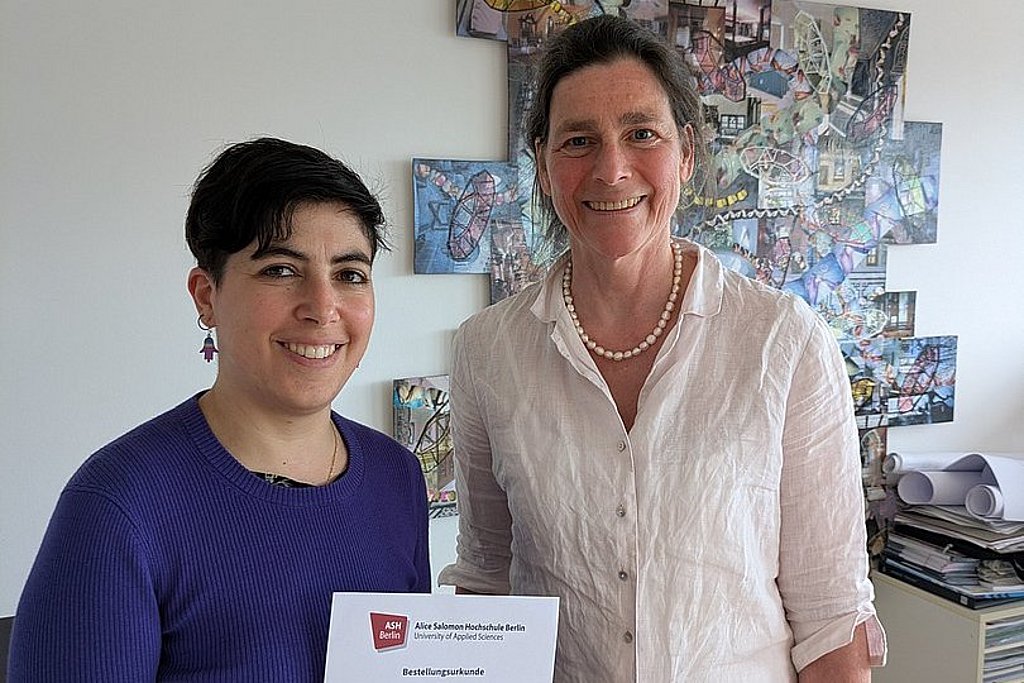Auf dem Foto sind Vered Berman, die neue Ansprechperson zu Antisemitismus an der ASH Berlin, und Präsidentin Bettina Völter zu sehen. 