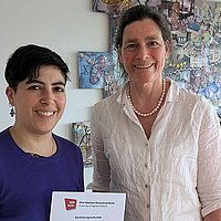 Auf dem Foto sind Vered Berman, die neue Ansprechperson zu Antisemitismus an der ASH Berlin, und Präsidentin Bettina Völter zu sehen. 