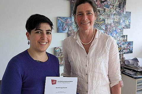 Auf dem Foto sind Vered Berman, die neue Ansprechperson zu Antisemitismus an der ASH Berlin, und Präsidentin Bettina Völter zu sehen. 
