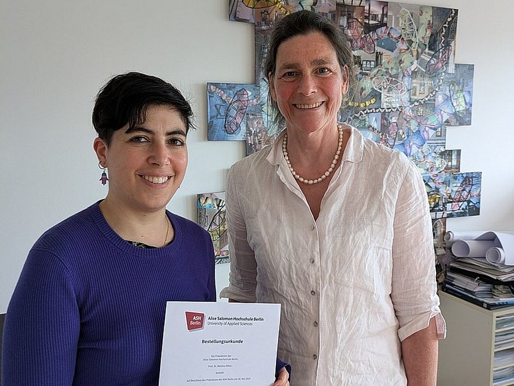 Auf dem Foto sind Vered Berman, die neue Ansprechperson zu Antisemitismus an der ASH Berlin, und Präsidentin Bettina Völter zu sehen. 