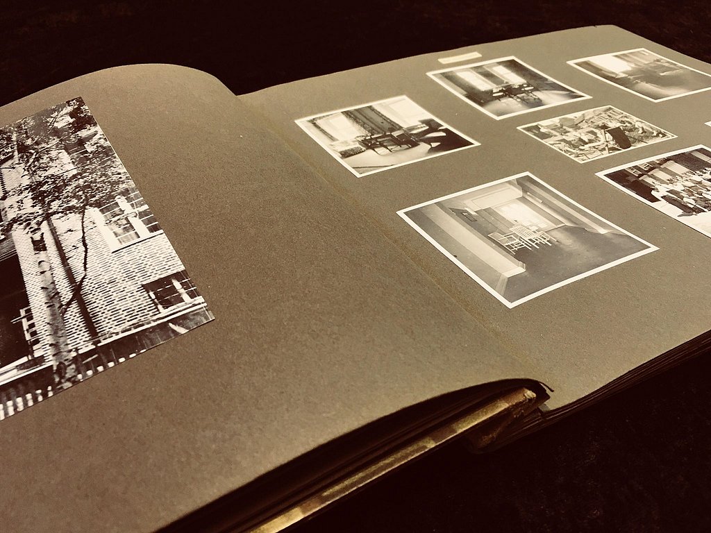 Ein altes Fotoalbum mit Schwarz-Weiß-Bildern