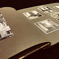 Ein altes Fotoalbum mit Schwarz-Weiß-Bildern