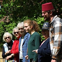 Theaterspielende Gruppe von Menschen