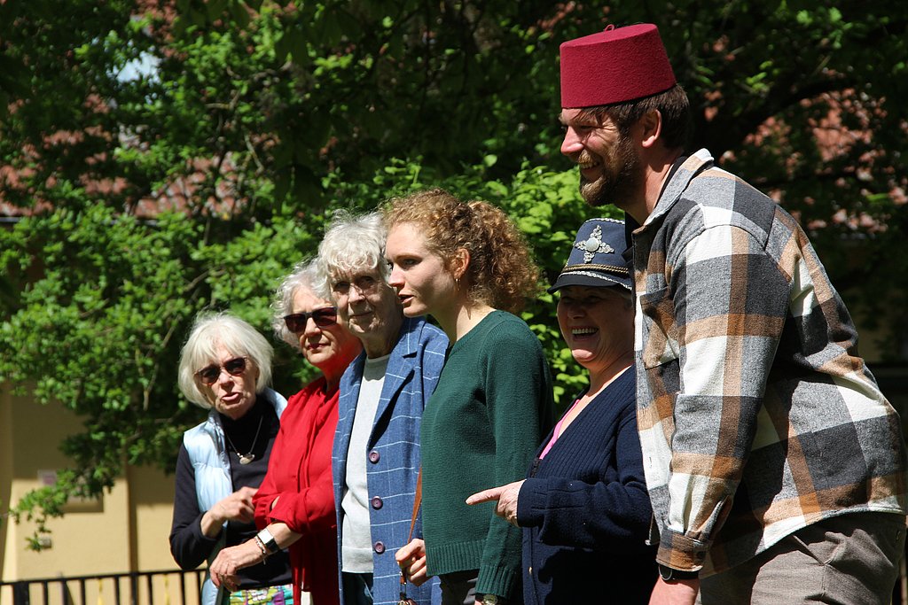 Theaterspielende Gruppe von Menschen