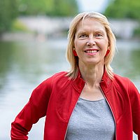 Das Foto zeigt Susanne Gerull am Wasser.