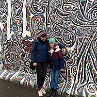 Lea und ihre Schwester vor der Berliner Mauer