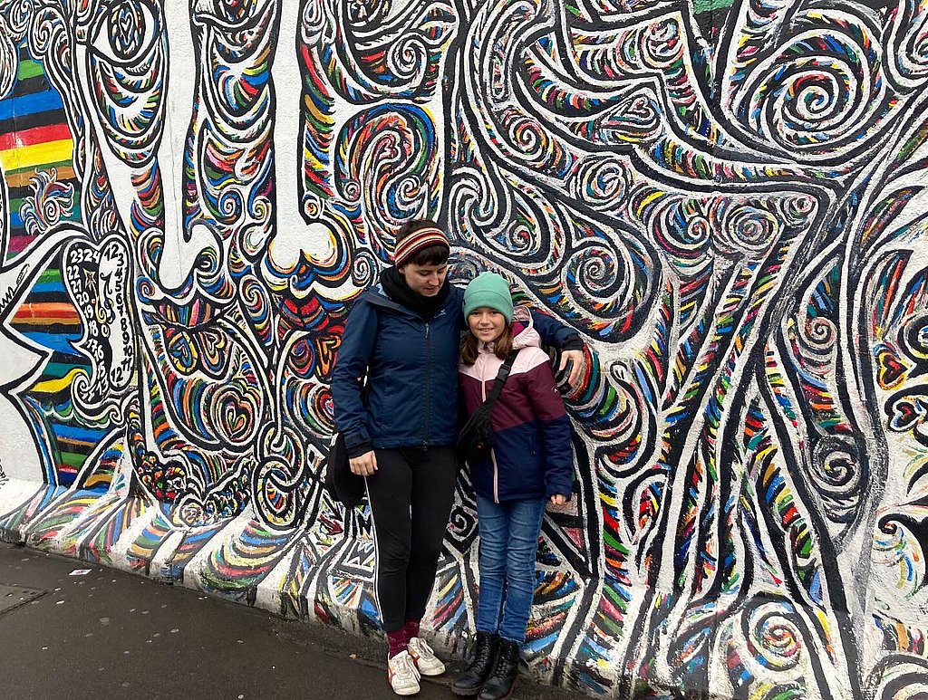 Lea und ihre Schwester vor der Berliner Mauer