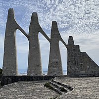 Das Foto zeigt das beeindruckende Zalongo Mahnmal.