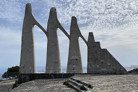 Das Foto zeigt das beeindruckende Zalongo Mahnmal.