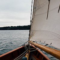 Ein Segelschiff auf dem Wasser