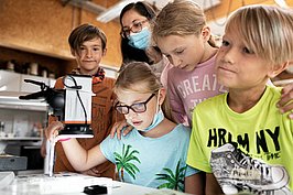 Kinder beim Experimentieren