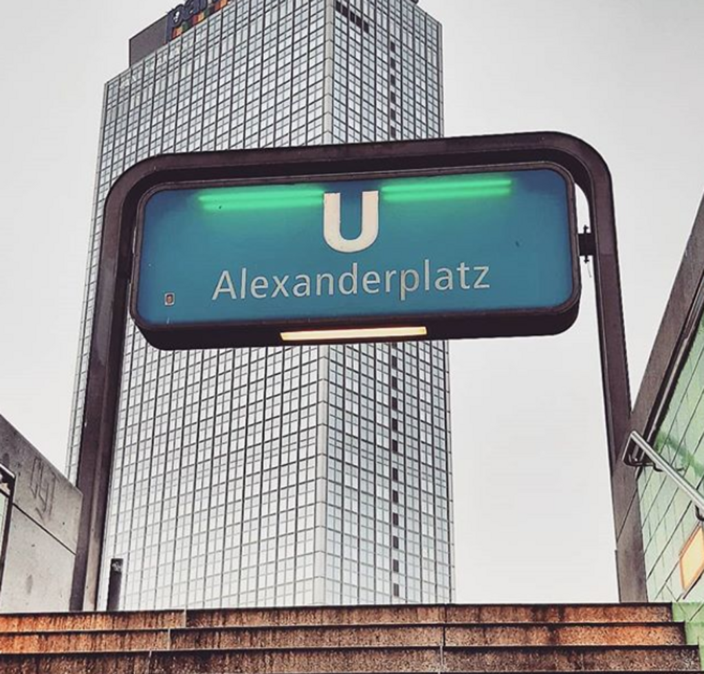 Das U-Bahn Schild vom Alexanderplatz. Hier arbeitet Ron als Streetworker für den Verein Gangway