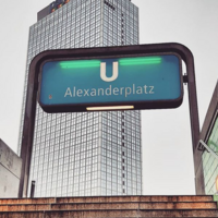 Das U-Bahn Schild vom Alexanderplatz. Hier arbeitet Ron als Streetworker für den Verein Gangway