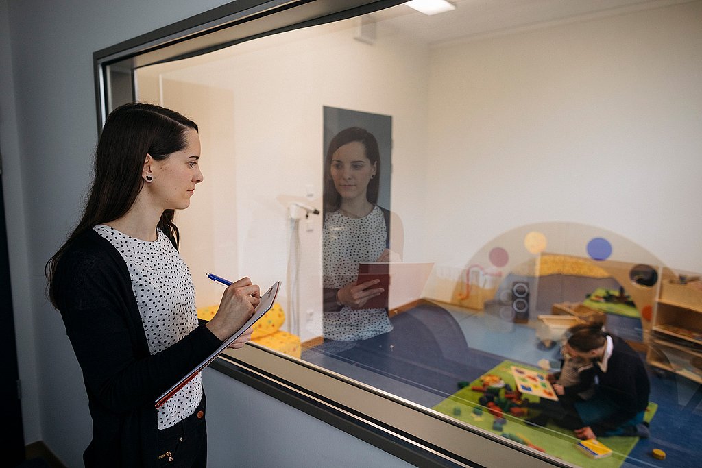 Im ASH-Beobachtungslabor werden das Verhalten und Wohlbefinden von Kindern untersucht. Foto: Alexander Rentsch/ASH Berlin