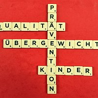 Scrabbelbild mit den Wörtern: Prävention, Kinder, Qualität, Übergewicht