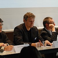 Prof. Dr. Peter Buttner rund Prof. Dr. Dieter Röh auf dem Tagungspodium an der ASH Berlin 