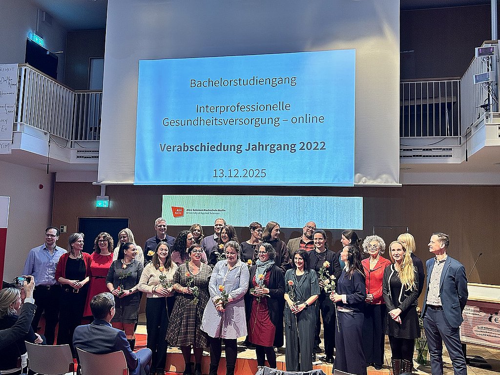 Gruppenfoto der Absolvent_innen im Audimax