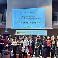 Gruppenfoto der Absolvent_innen im Audimax