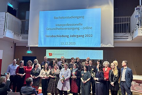 Gruppenfoto der Absolvent_innen im Audimax