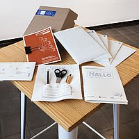 Ein Tisch mit Infomaterialien 