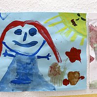 Eine mit Wasserfarben gemaltes Bild von einer Gestalt mit roten Haaren und einer lachenden Sonne im Eck oben.