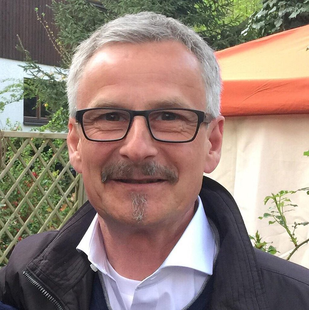 Porträt von Herrn Heisler mit grauen Haaren und Brille
