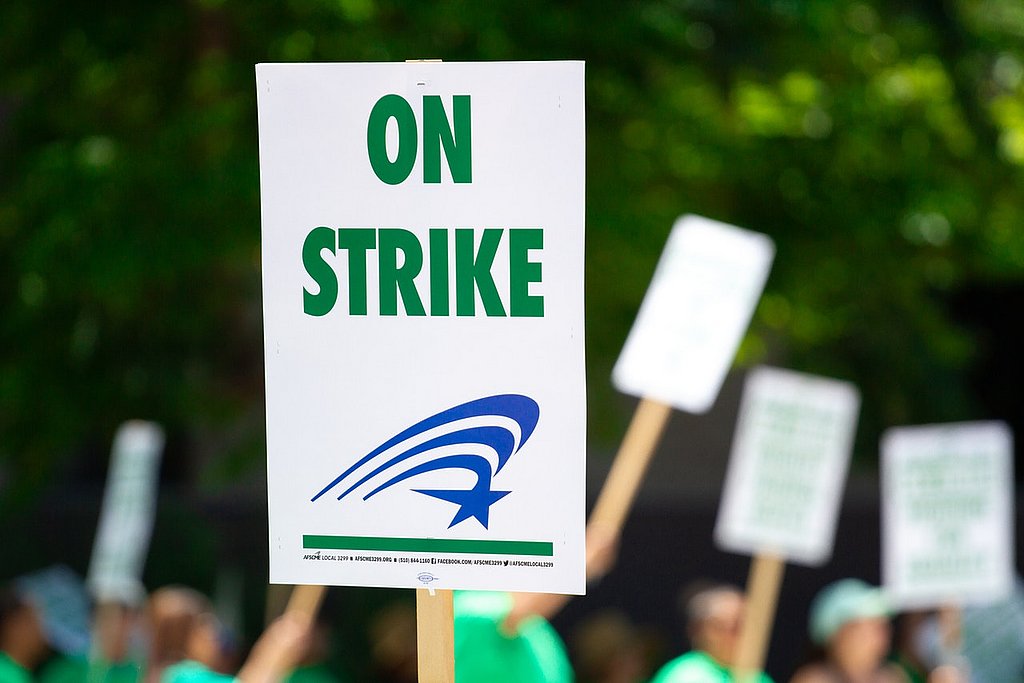 Ein Demonstrationsplakat mit der Aufrschrift: On strike!