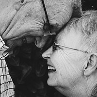 zwei ältere Menschen lachen sich an (schwarz-weiß-Foto)