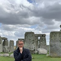 Porträt Foto von Herrn Wirth Alumnus der ASH Berlin im Hintergrund Stonehenge in England