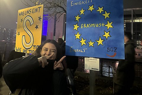 Das Foto zeigt die Austauschstudentin Gökçe Nur Çığlı neben einem Erasmus+-Schild.